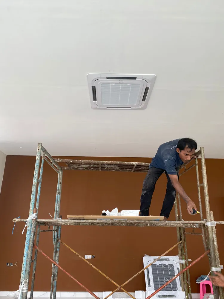 Teknisi Gaya Teknik Aircond melakukan pemasangan AC komersial dengan rapi