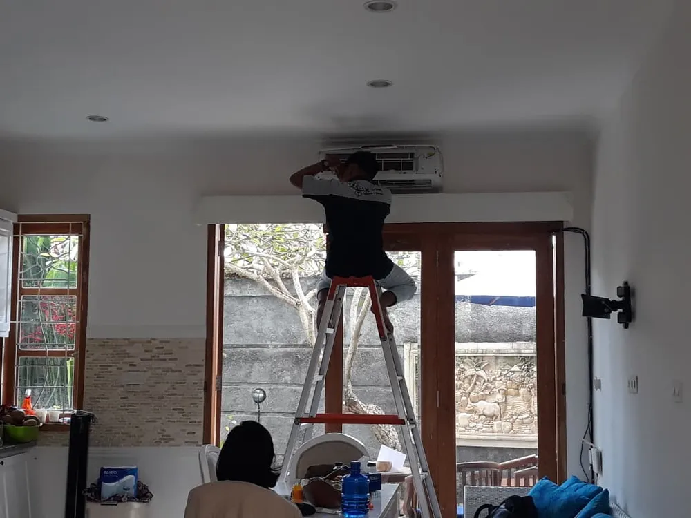 Pengisian Ulang Freon R32 — Kantor Seminyak