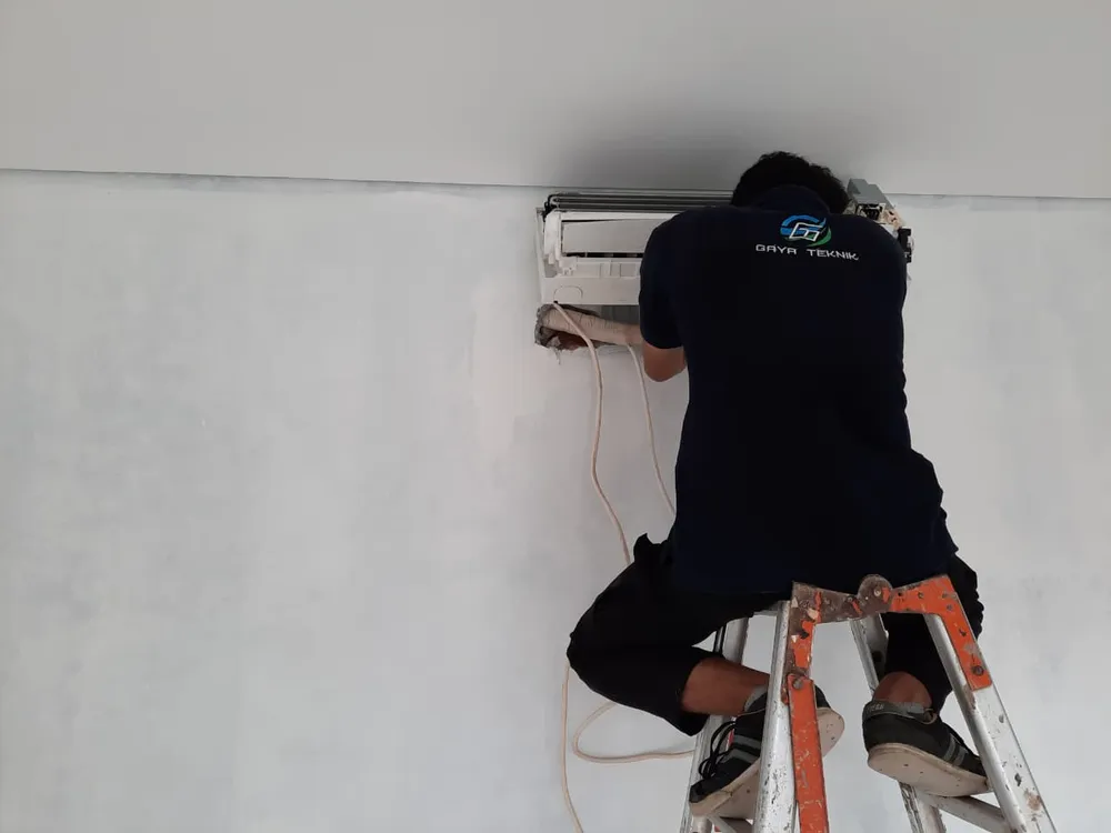 Uji Suhu Ruangan Pasca Servis — Kantor Seminyak